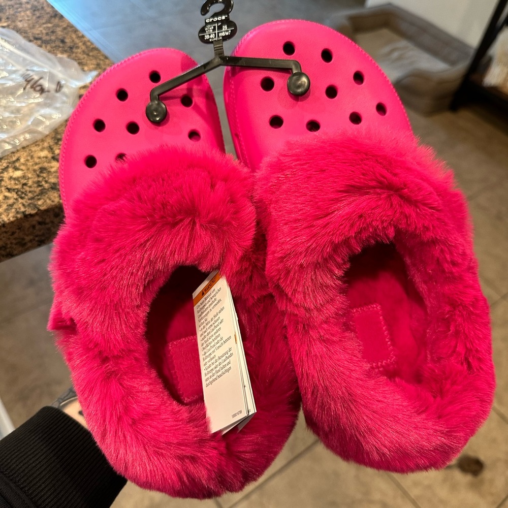 ❌SOLD❌Crocs Hot Pink Mammoths